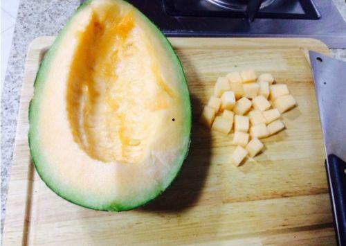 哈密瓜熟过头了怎么吃,熟过头哈密瓜的创意食用攻略